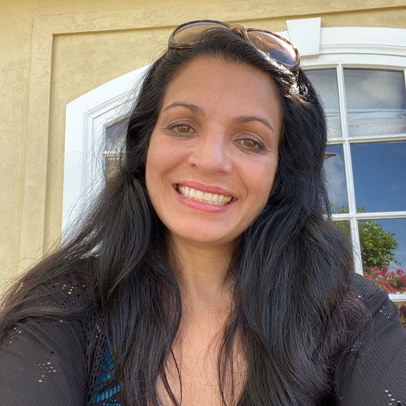 Meet your Posher, Nelia - Picture 1 of 2